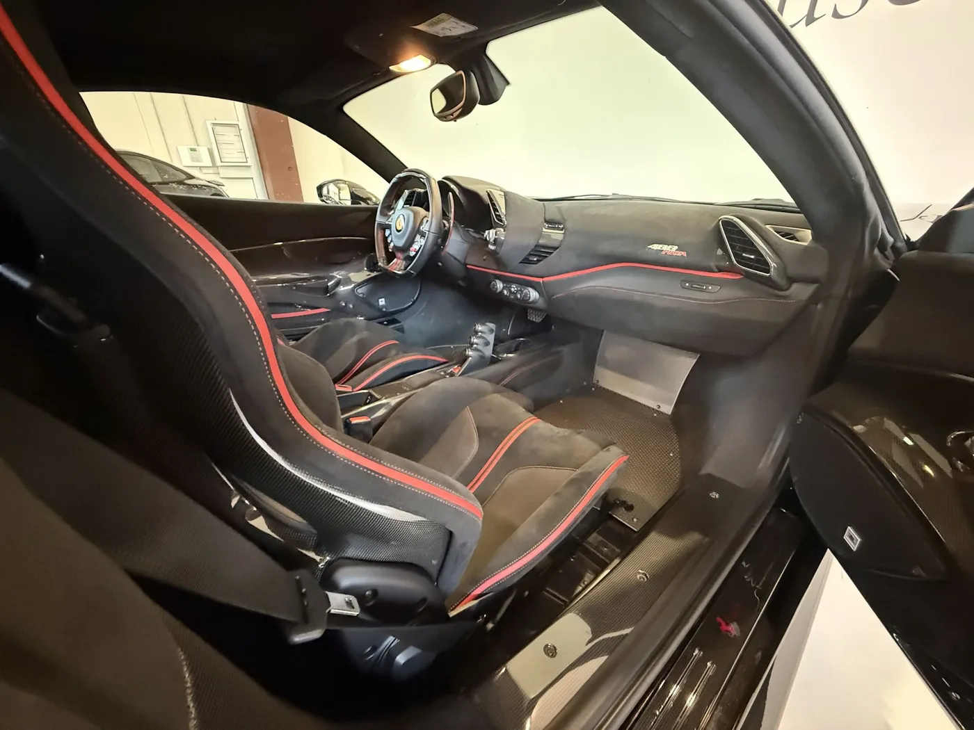 2020 Ferrari 488 Pista angeboten von einem Fachhändler in Lucca, Italien, Foto 14 von 25