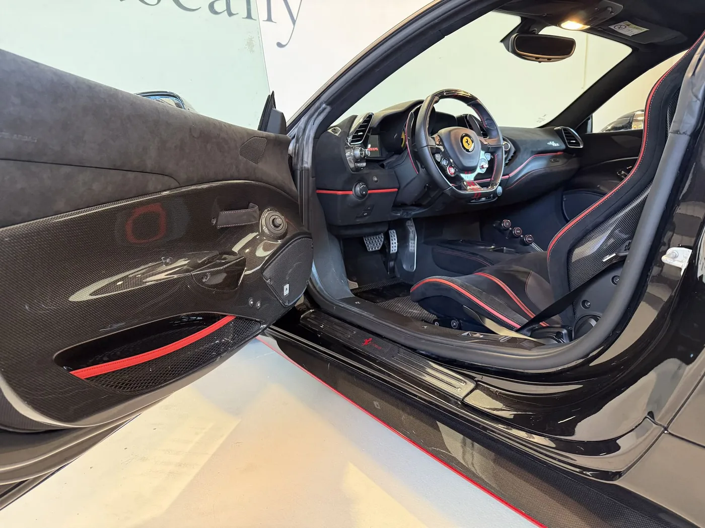 2020 Ferrari 488 Pista angeboten von einem Fachhändler in Lucca, Italien, Foto 16 von 25