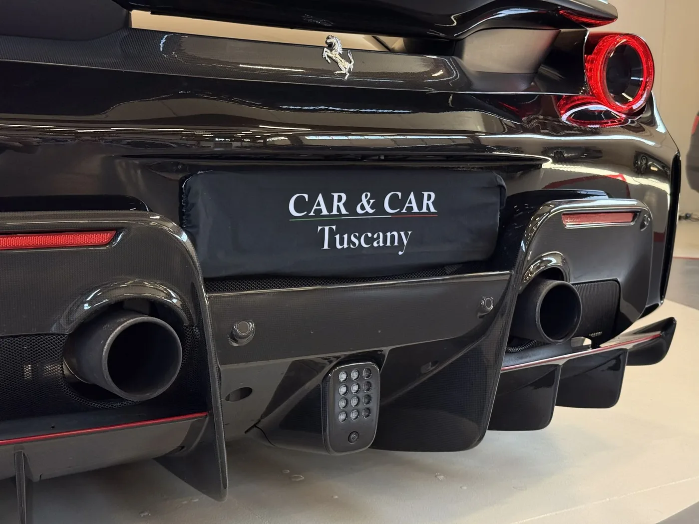 2020 Ferrari 488 Pista angeboten von einem Fachhändler in Lucca, Italien, Foto 18 von 25