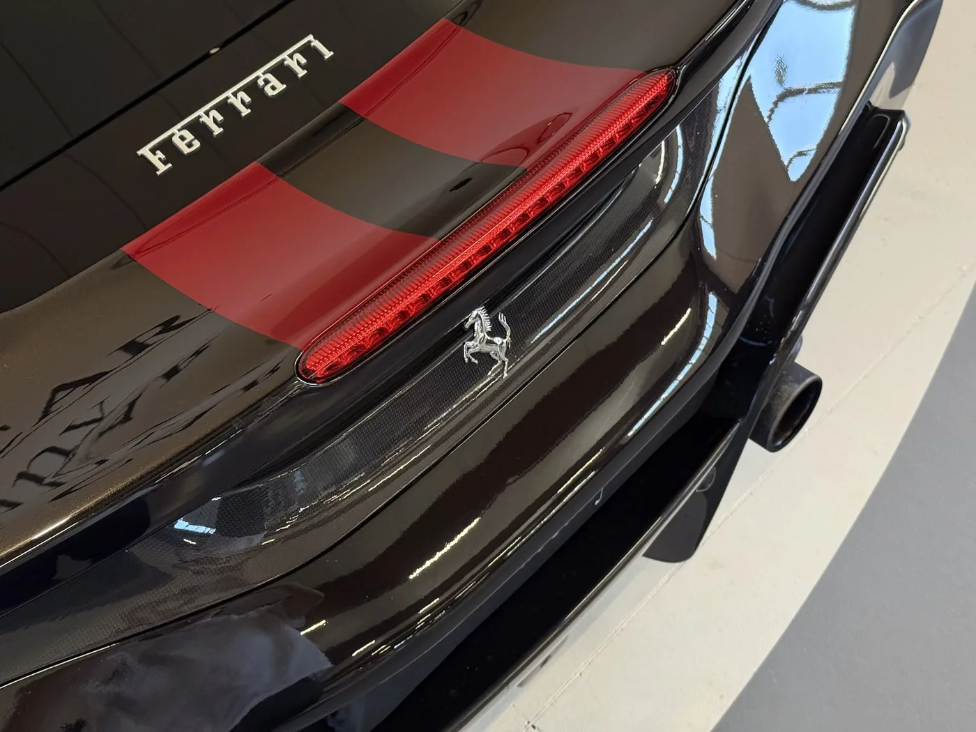 2020 Ferrari 488 Pista angeboten von einem Fachhändler in Lucca, Italien, Foto 19 von 25