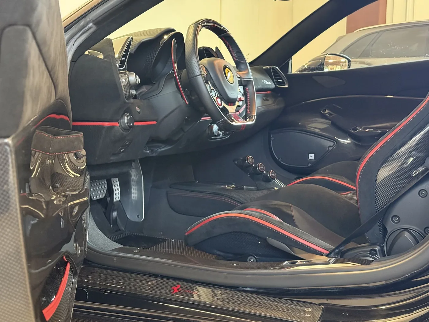 2020 Ferrari 488 Pista angeboten von einem Fachhändler in Lucca, Italien, Foto 25 von 25