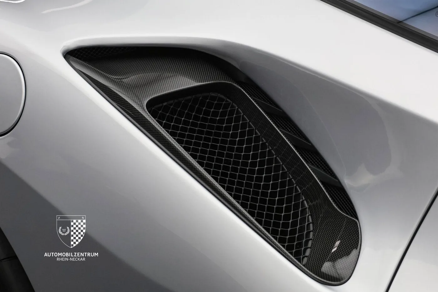 2020 Ferrari 488 Pista angeboten von einem Supersportwagenhändler in Viernheim, Deutschland, Foto 17 von 25