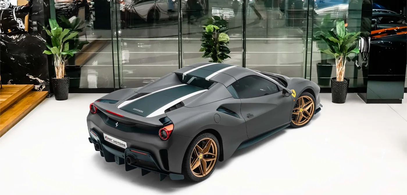 2020 Ferrari 488 Pista Spider vendue par un concessionnaire spécialisé à Dubai, Émirats arabes unis, vue extérieure 2
