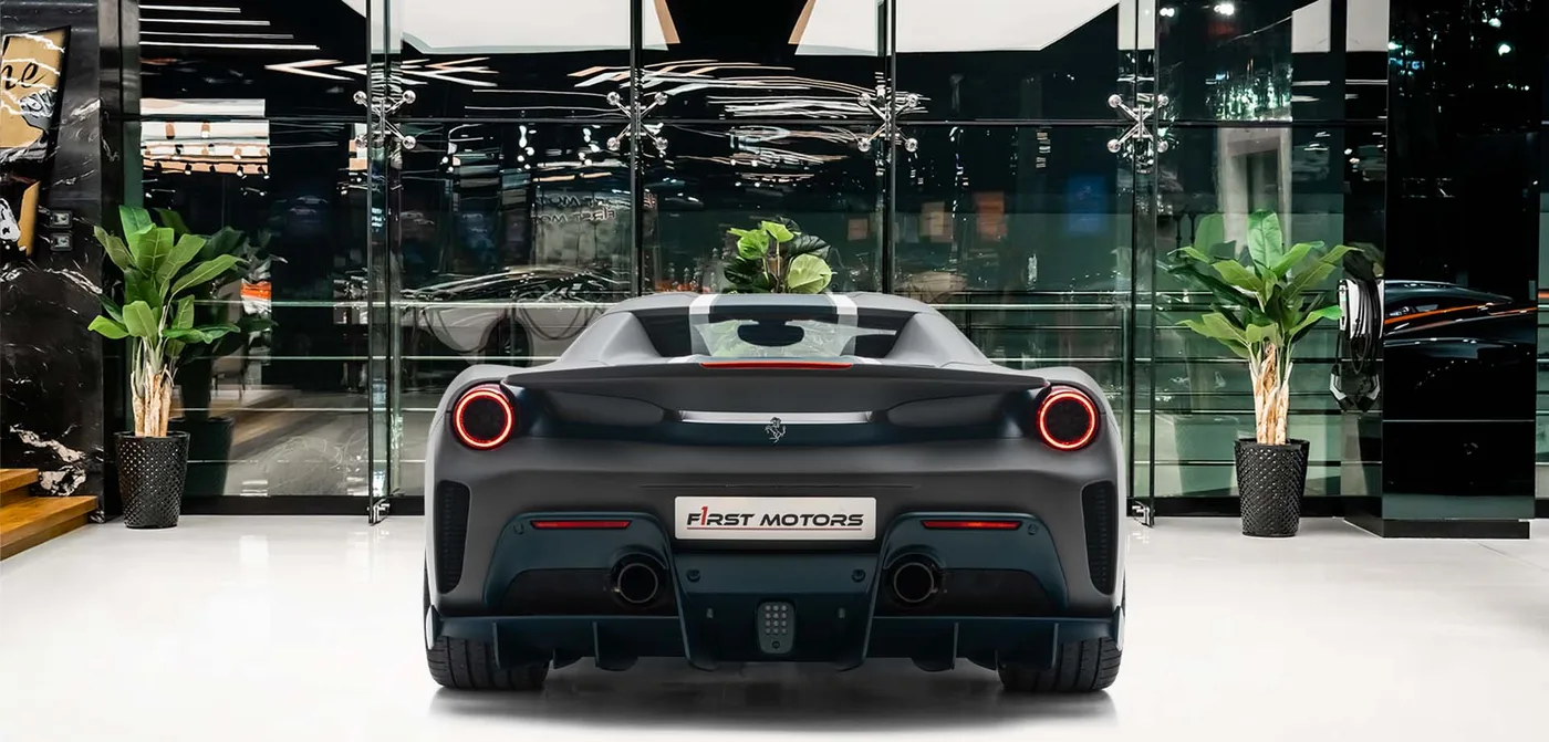 2020 Ferrari 488 Pista Spider vendue par un concessionnaire spécialisé à Dubai, Émirats arabes unis, vue extérieure 4