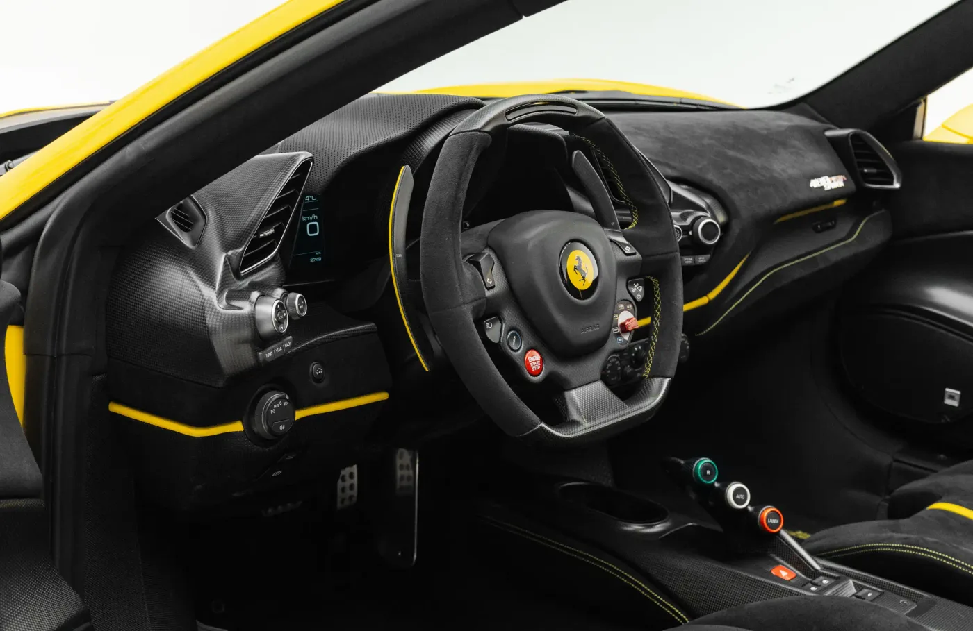 2020 Ferrari 488 Pista Spider angeboten von einem Fachhändler in Dubai, Vereinigte Arabische Emirate, Foto 5 von 10