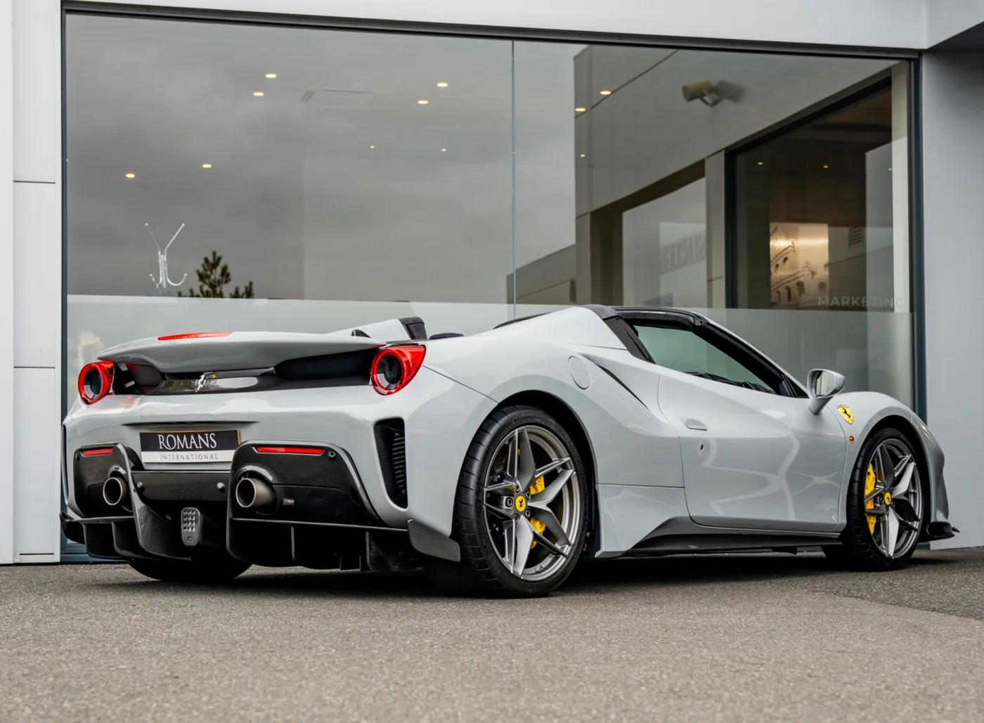 2020 Ferrari 488 Pista Spider angeboten von einem Fachhändler in Banstead, Vereinigtes Königreich, Foto 4 von 25