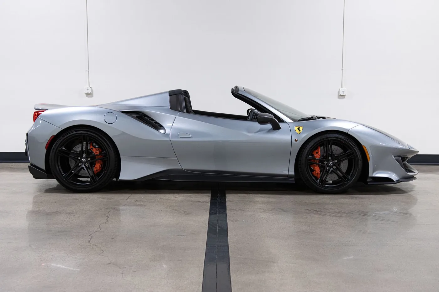 2020 Ferrari 488 Pista Spider verkauft von einem Fachhändler in Costa Mesa, Vereinigte Staaten, Foto 9 von 15