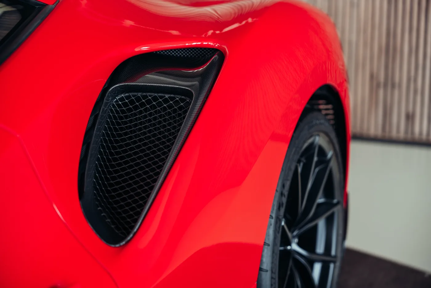 2020 Ferrari 488 Pista angeboten von einem Oldtimerspezialisten in Stuttgart, Deutschland, Foto 12 von 25