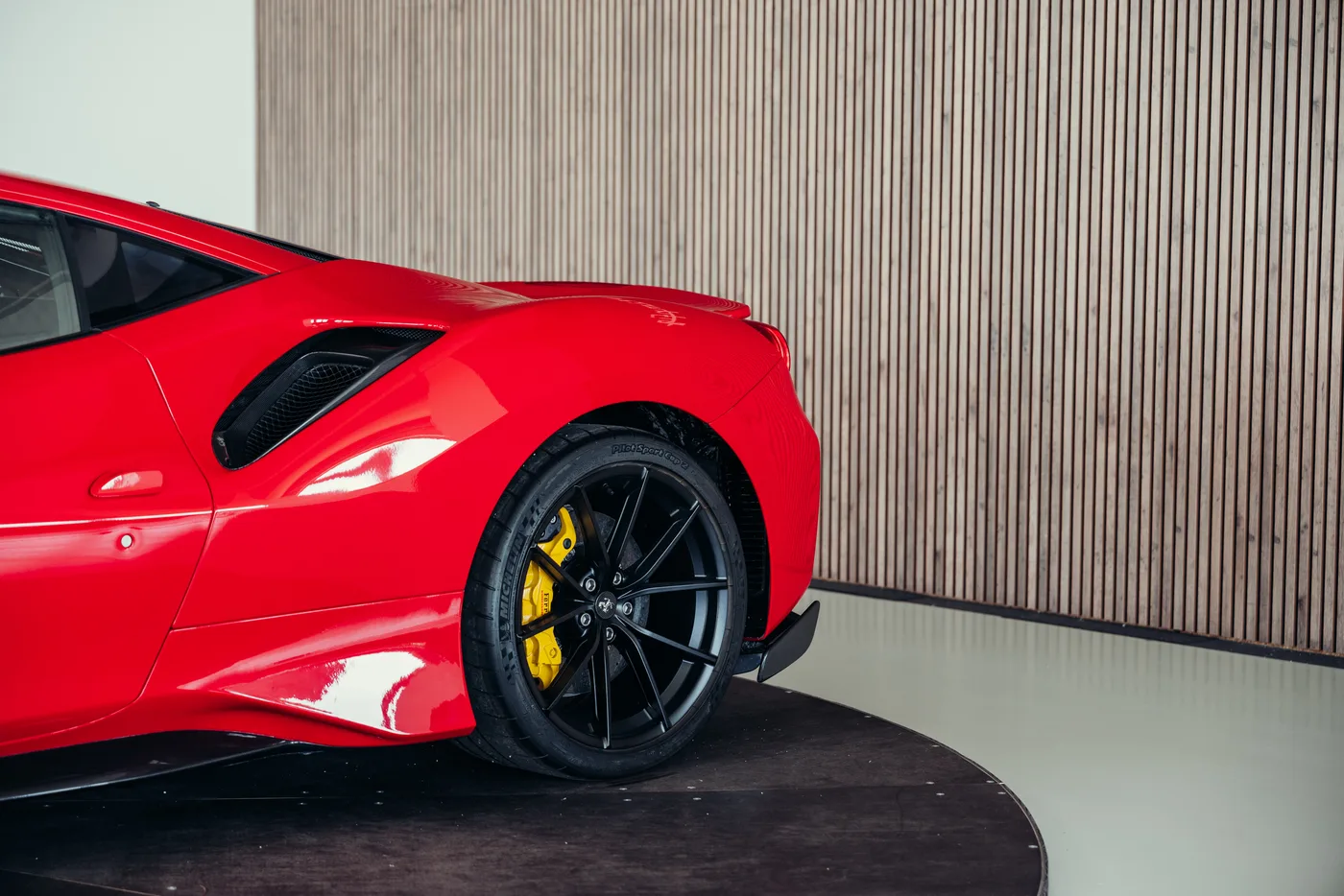 2020 Ferrari 488 Pista angeboten von einem Oldtimerspezialisten in Stuttgart, Deutschland, Foto 13 von 25