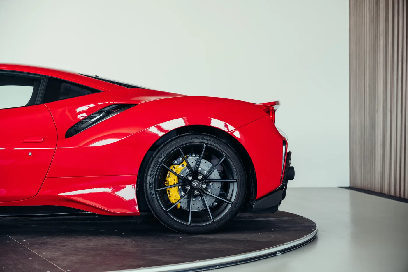 2020 Ferrari 488 Pista angeboten von einem Oldtimerspezialisten in Stuttgart, Deutschland, Foto 15 von 25