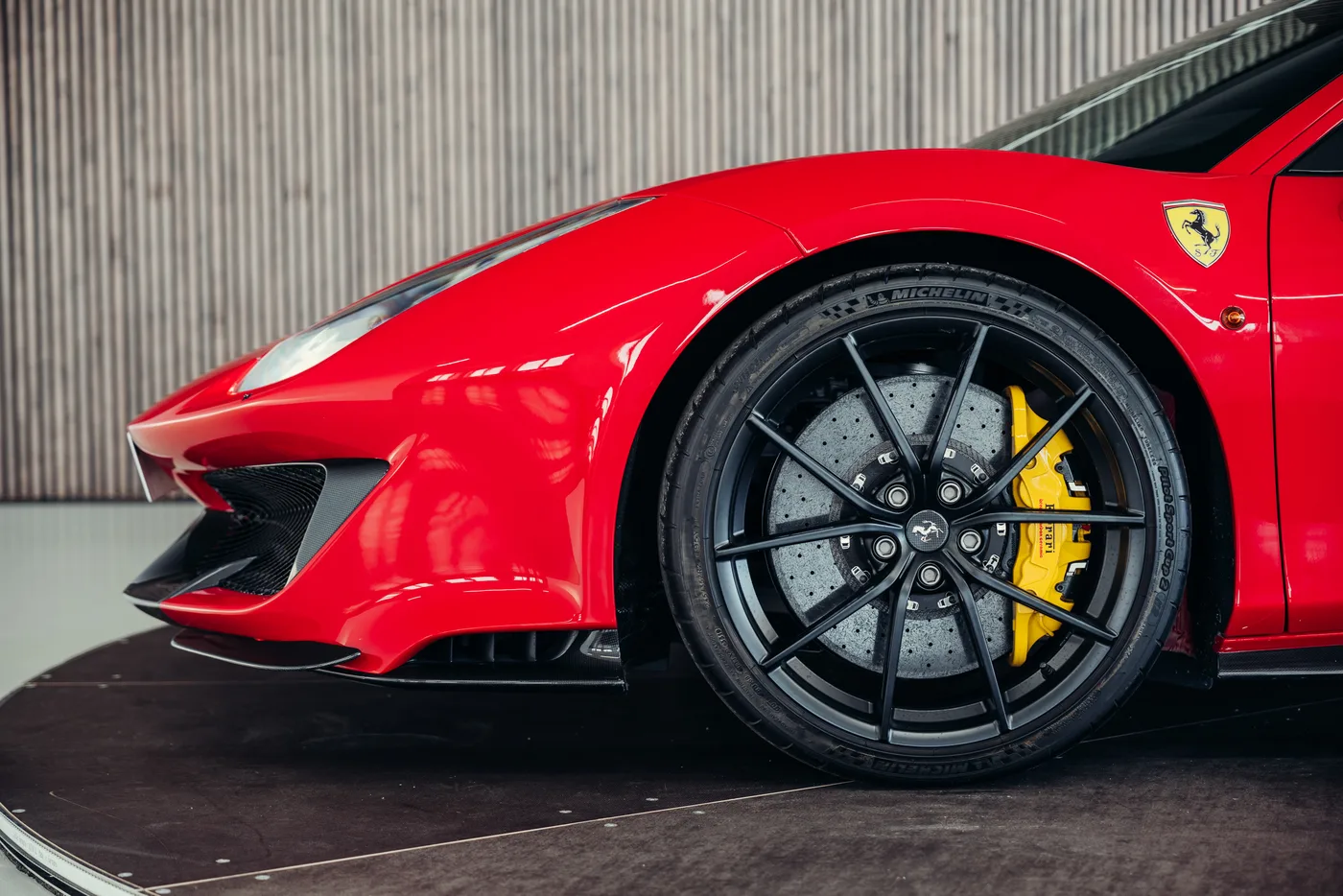 2020 Ferrari 488 Pista angeboten von einem Oldtimerspezialisten in Stuttgart, Deutschland, Foto 18 von 25