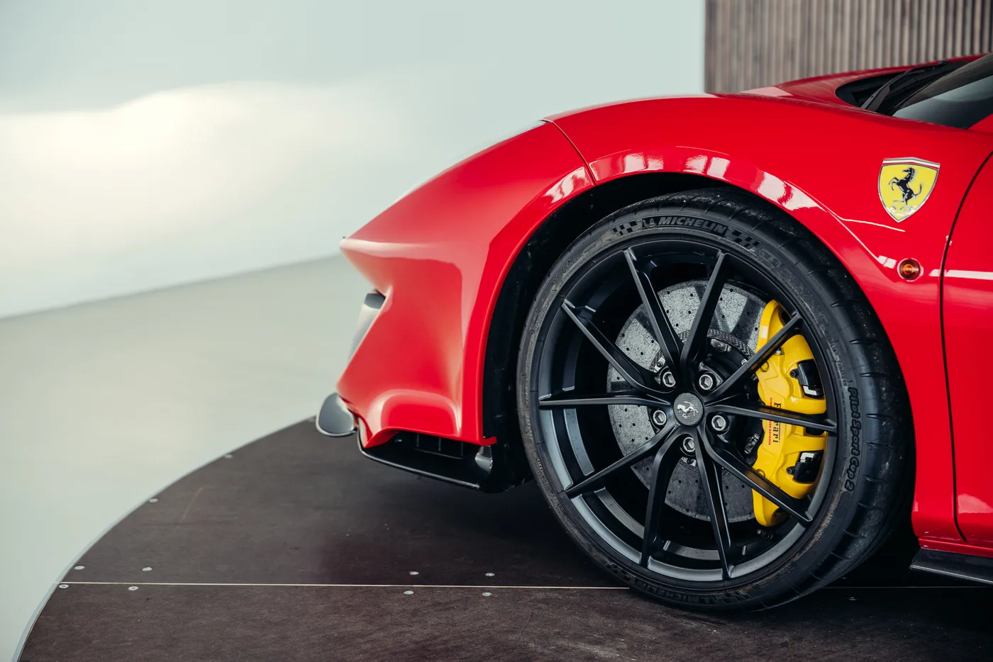 2020 Ferrari 488 Pista angeboten von einem Oldtimerspezialisten in Stuttgart, Deutschland, Foto 20 von 25