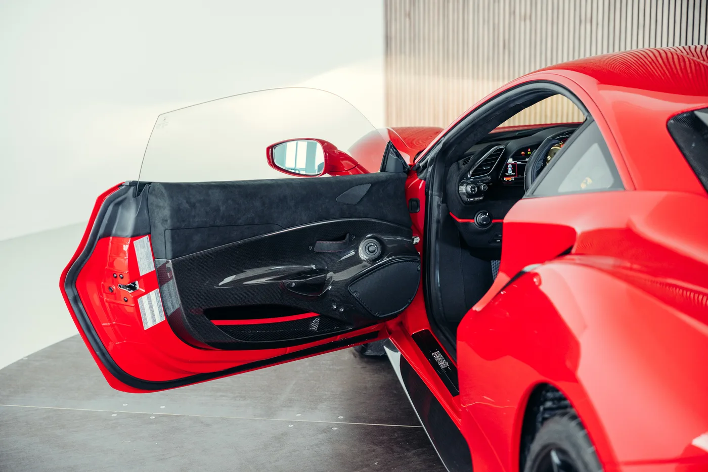 2020 Ferrari 488 Pista angeboten von einem Oldtimerspezialisten in Stuttgart, Deutschland, Foto 21 von 25