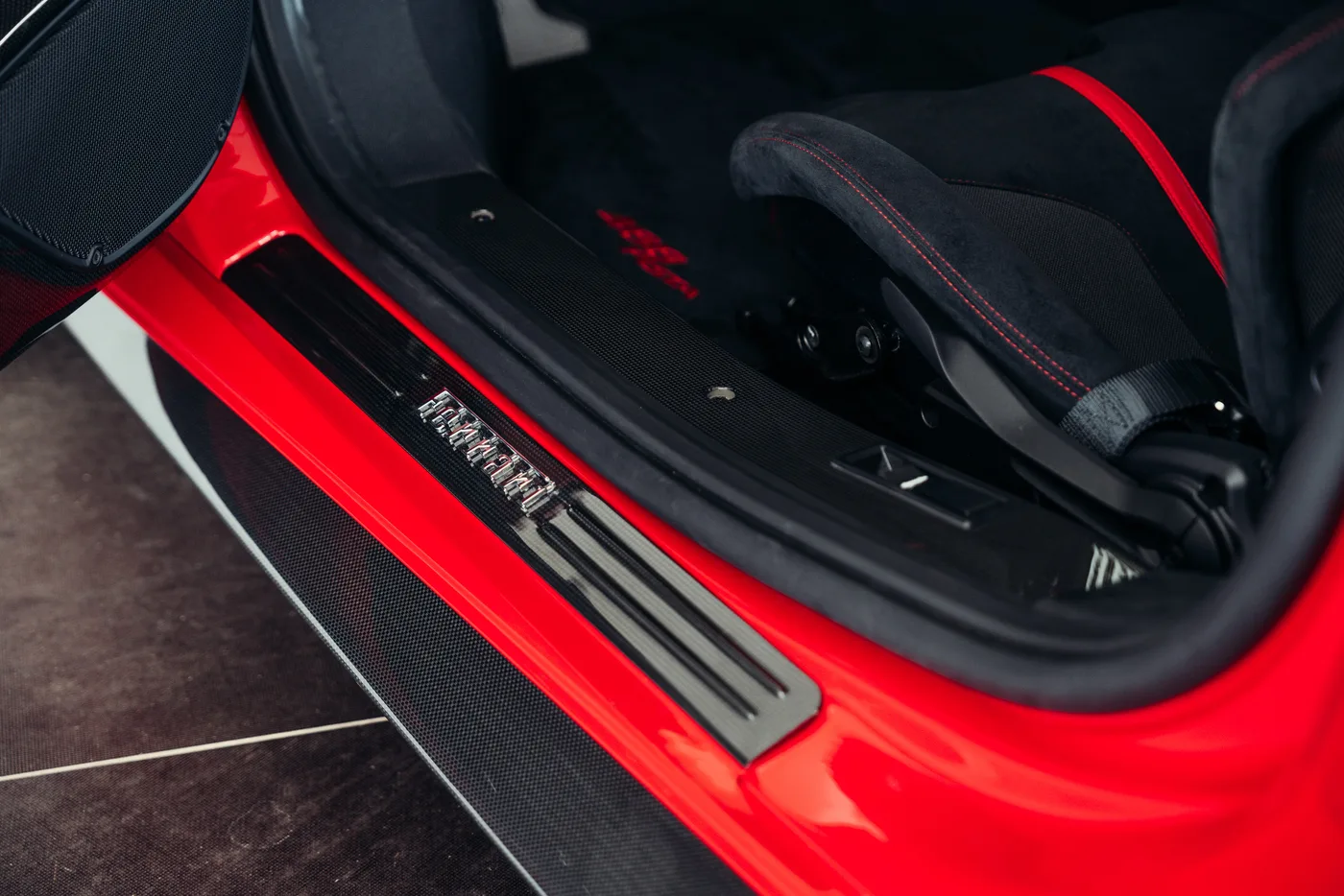 2020 Ferrari 488 Pista angeboten von einem Oldtimerspezialisten in Stuttgart, Deutschland, Foto 23 von 25