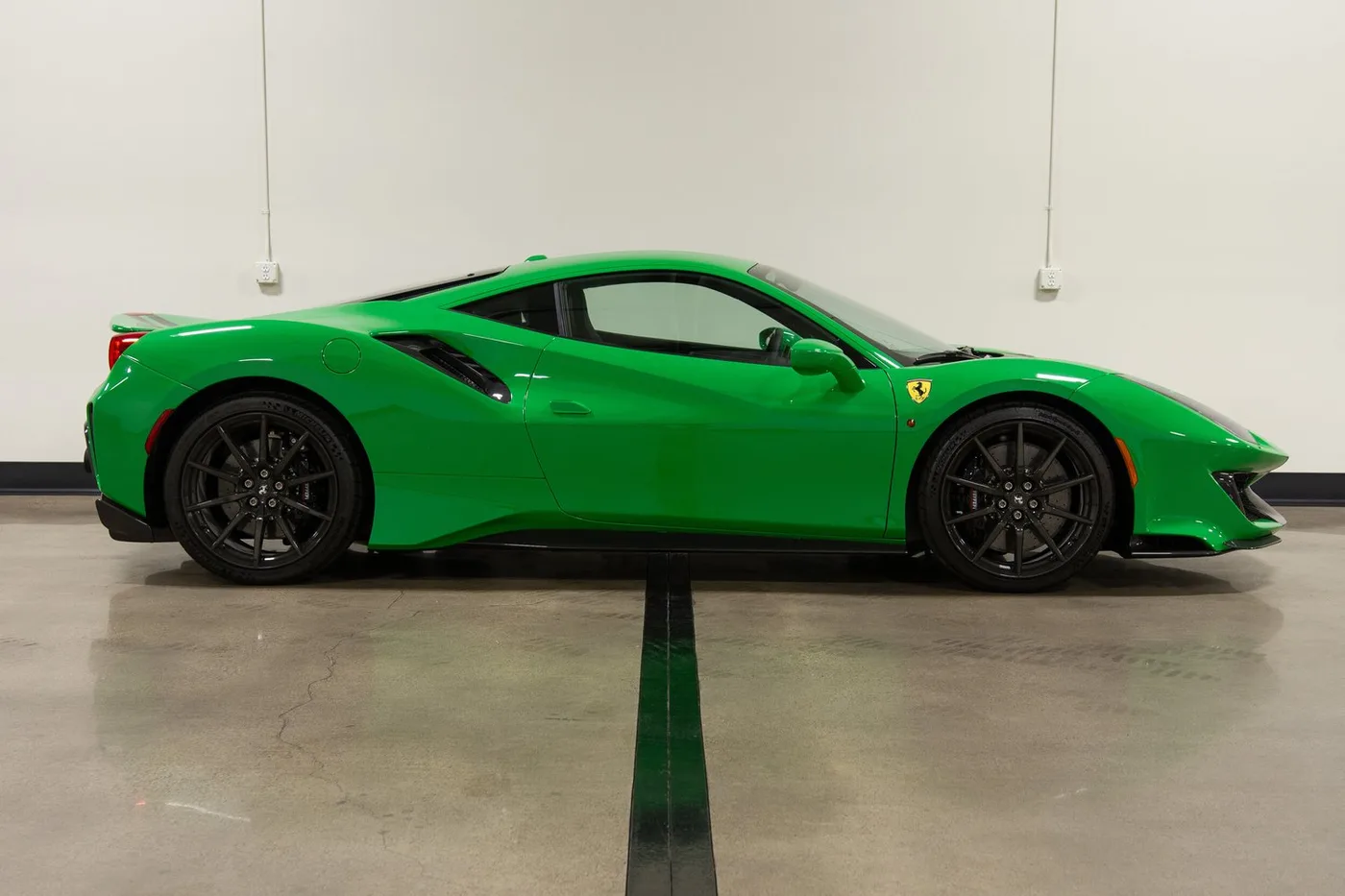 2020 Ferrari 488 Pista verkauft von einem Fachhändler in Costa Mesa, Vereinigte Staaten, Foto 9 von 15