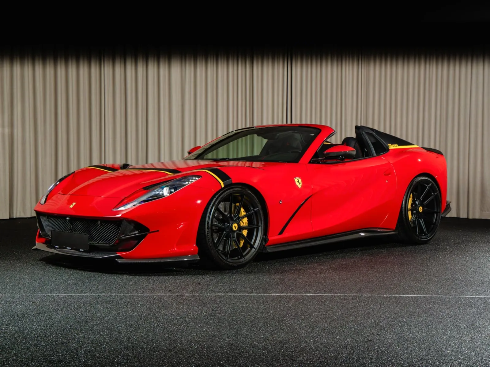 2020 Ferrari 812 GTS by Novitec proposée par un concessionnaire spécialisé à Kongens Lyngby, Danemark, photo principale
