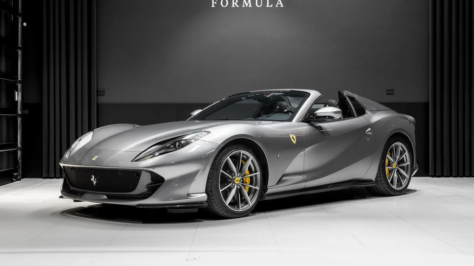 2020 Ferrari 812 GTS en un concesionario especializado de Kongens Lyngby, Dinamarca, foto principal