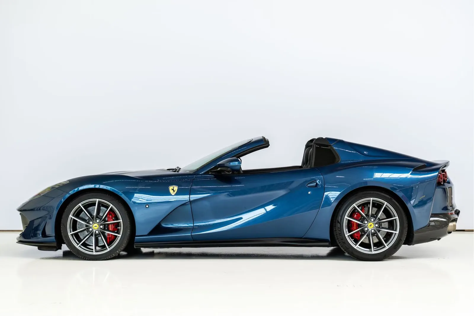2020 Ferrari 812 GTS, 2/25