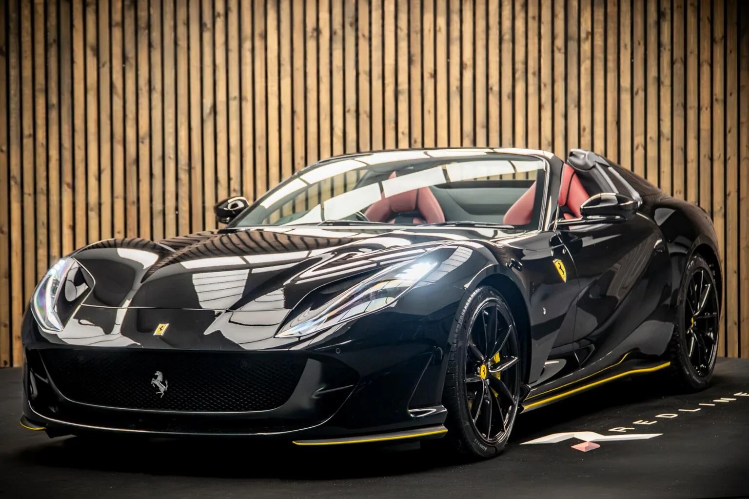 2020 Ferrari 812 GTS en un concesionario especializado de Knaresborough, Reino Unido, foto principal
