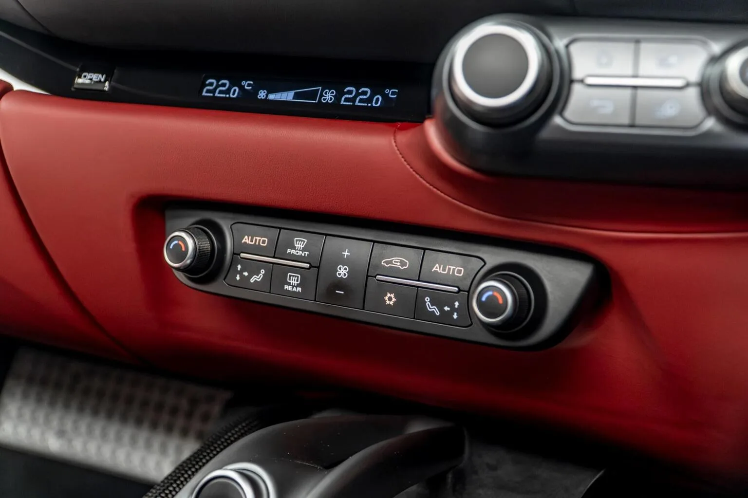 2020 Ferrari 812 GTS, 28/30