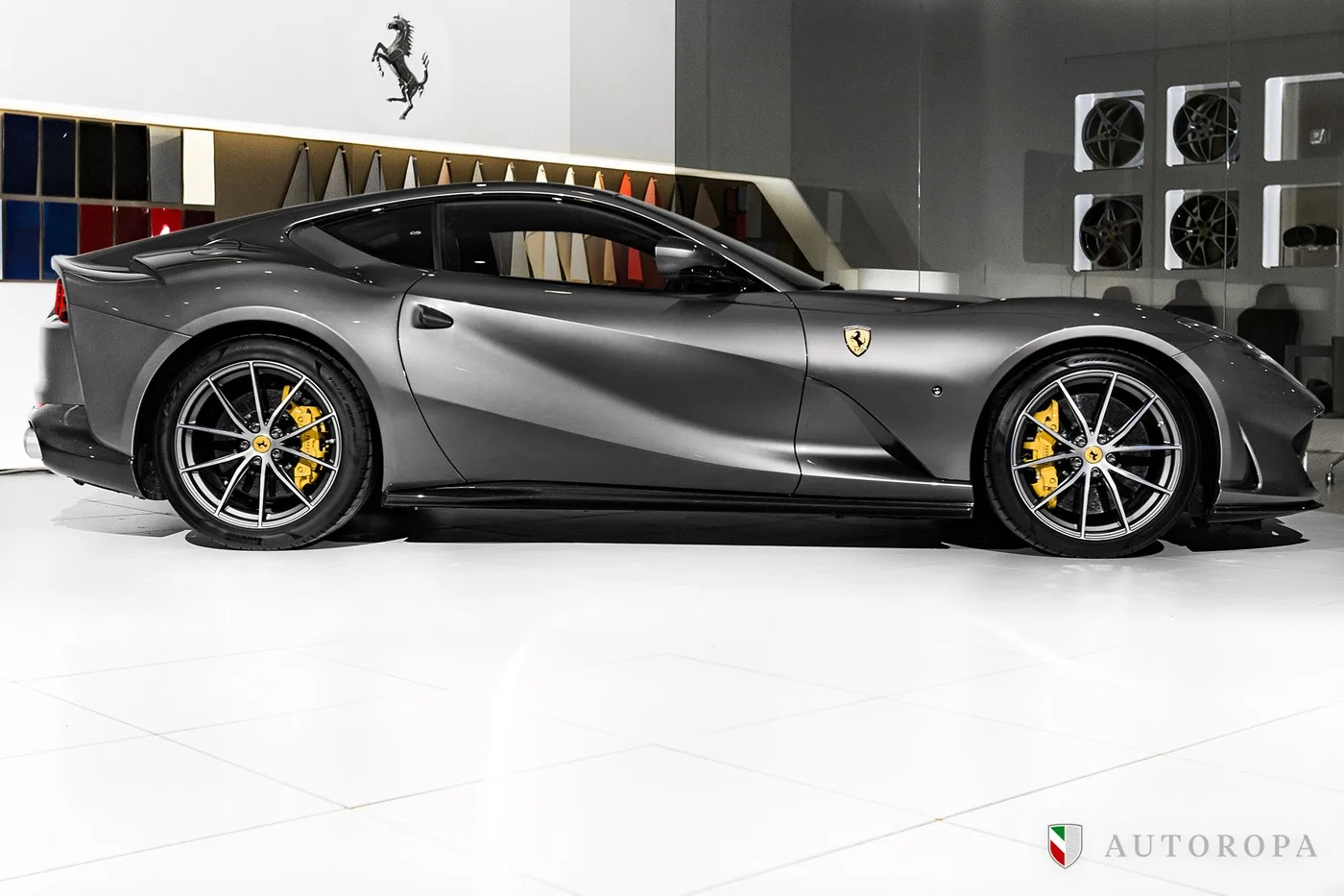 2020 Ferrari 812 Superfast angeboten von einem offiziellen Ferrari und Maserati-Vertragshändler in Arlöv, Schweden, Foto 2 von 10
