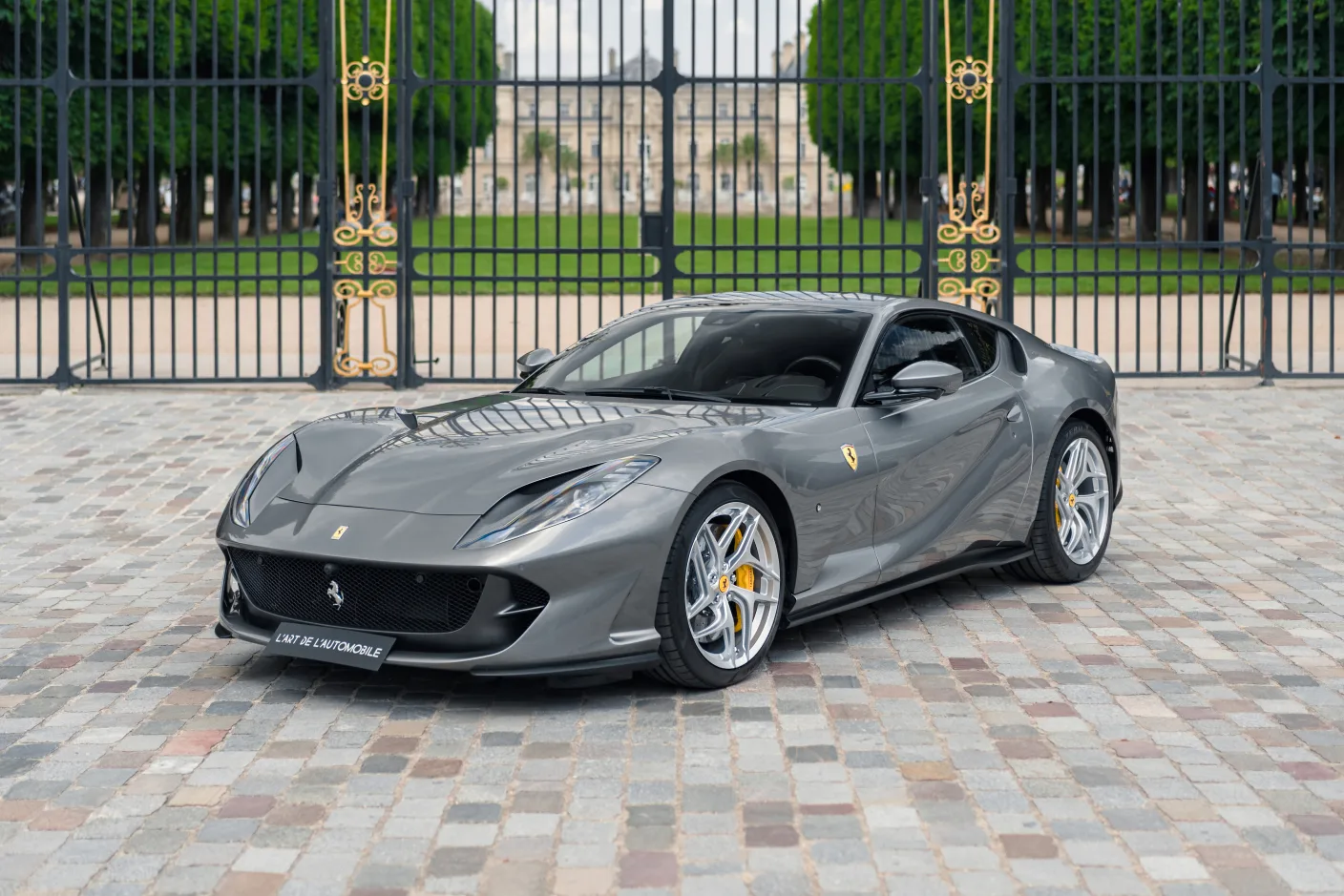 2020 Ferrari 812 Superfast proposée par un concessionnaire spécialisé à Paris, France, photo principale