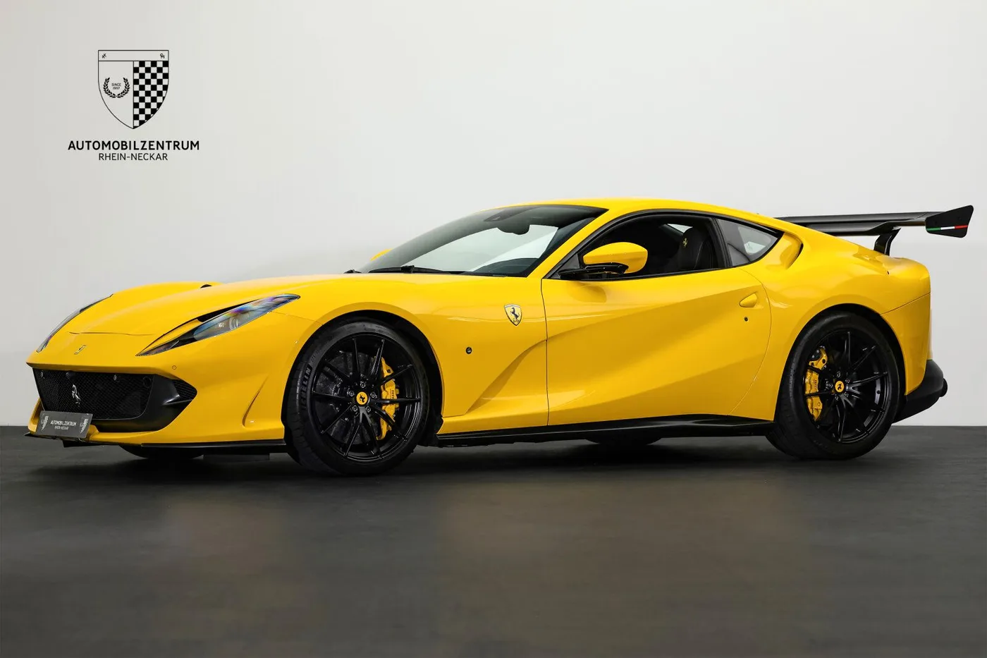 2020 Ferrari 812 Superfast angeboten von einem Supersportwagenhändler in Viernheim, Deutschland, Foto 3 von 25