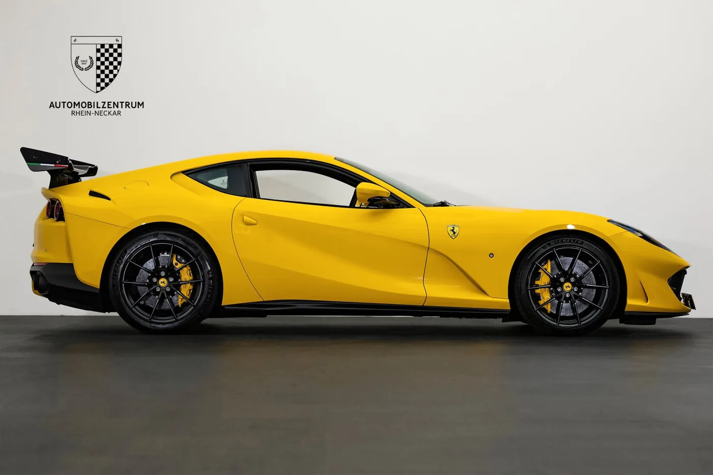 2020 Ferrari 812 Superfast angeboten von einem Supersportwagenhändler in Viernheim, Deutschland, Foto 8 von 25