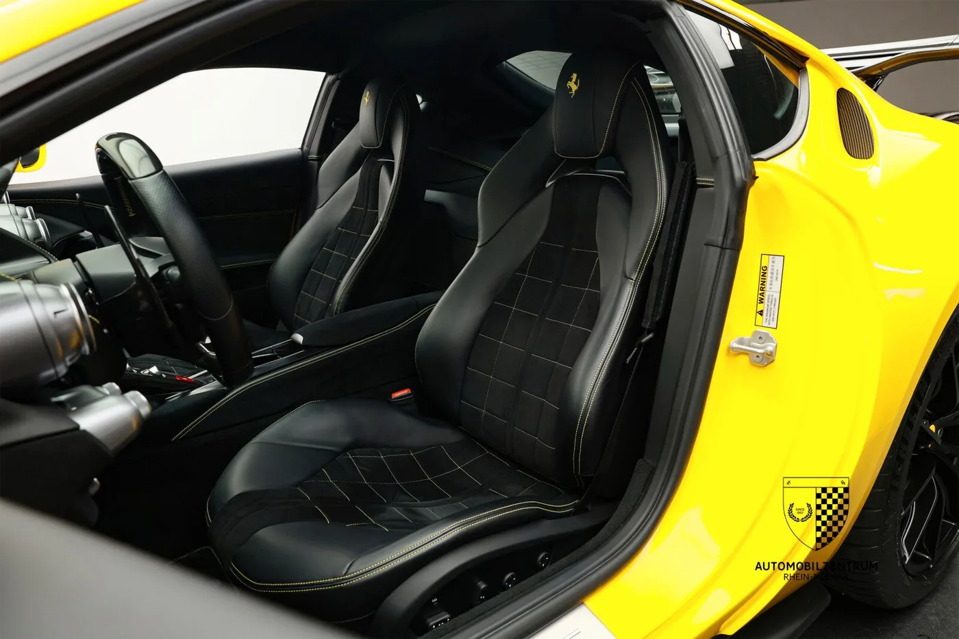 2020 Ferrari 812 Superfast angeboten von einem Supersportwagenhändler in Viernheim, Deutschland, Foto 14 von 25