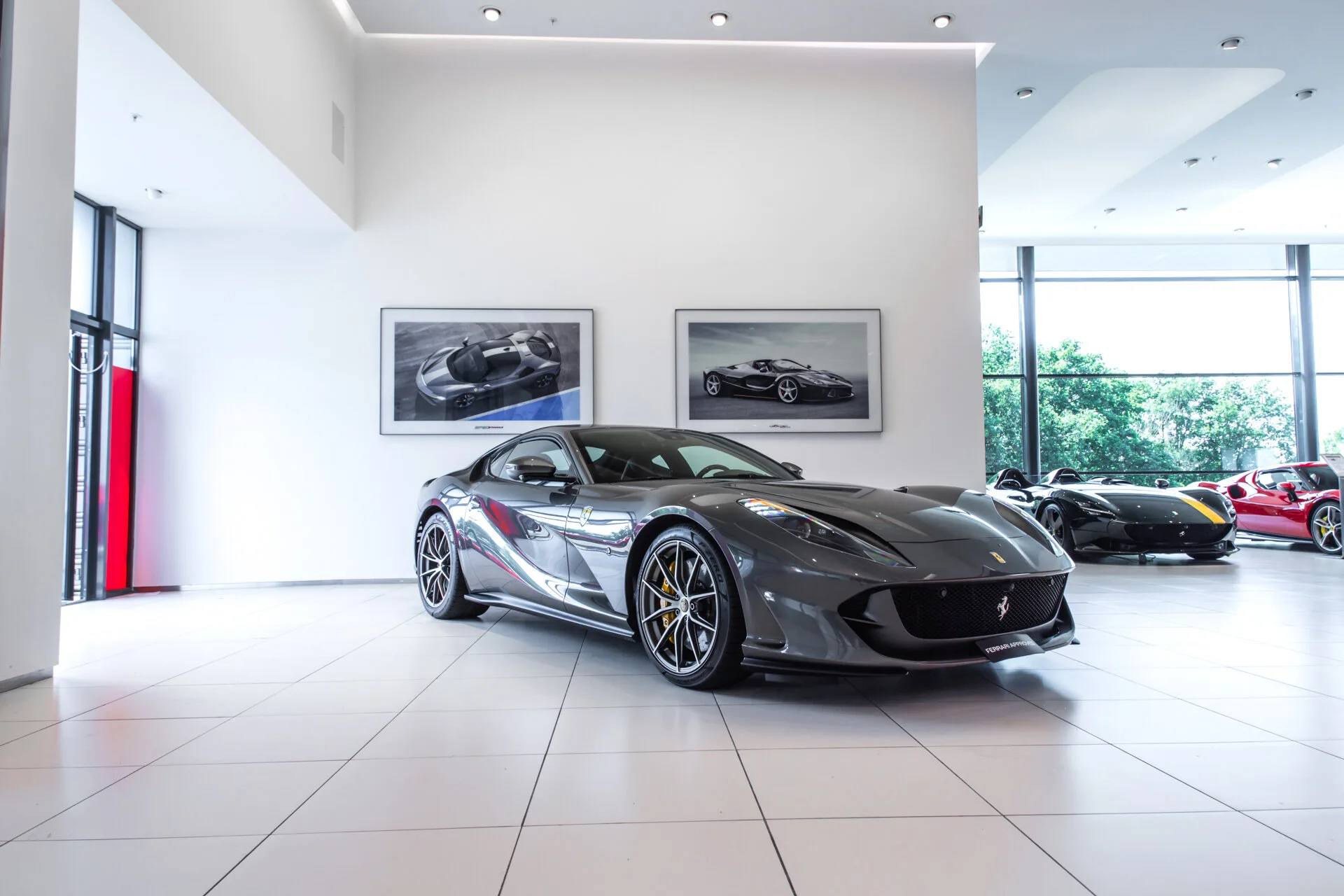 2020 Ferrari 812 Superfast angeboten von einem Fachhändler in Hengelo, Niederlande, Hauptfoto