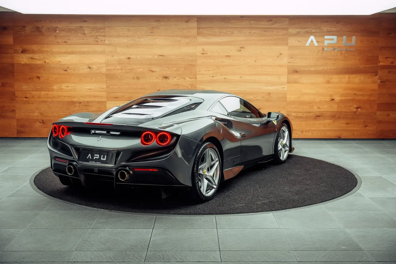 2020 Ferrari F8 Tributo proposée par un concessionnaire spécialisé à Uznach, Suisse, photo principale