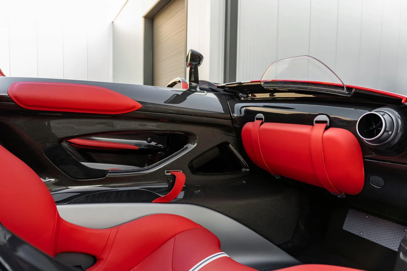 2020 Ferrari Monza SP2 offered by a supercar dealer in Woerden, Netherlands, photo 5 of 25