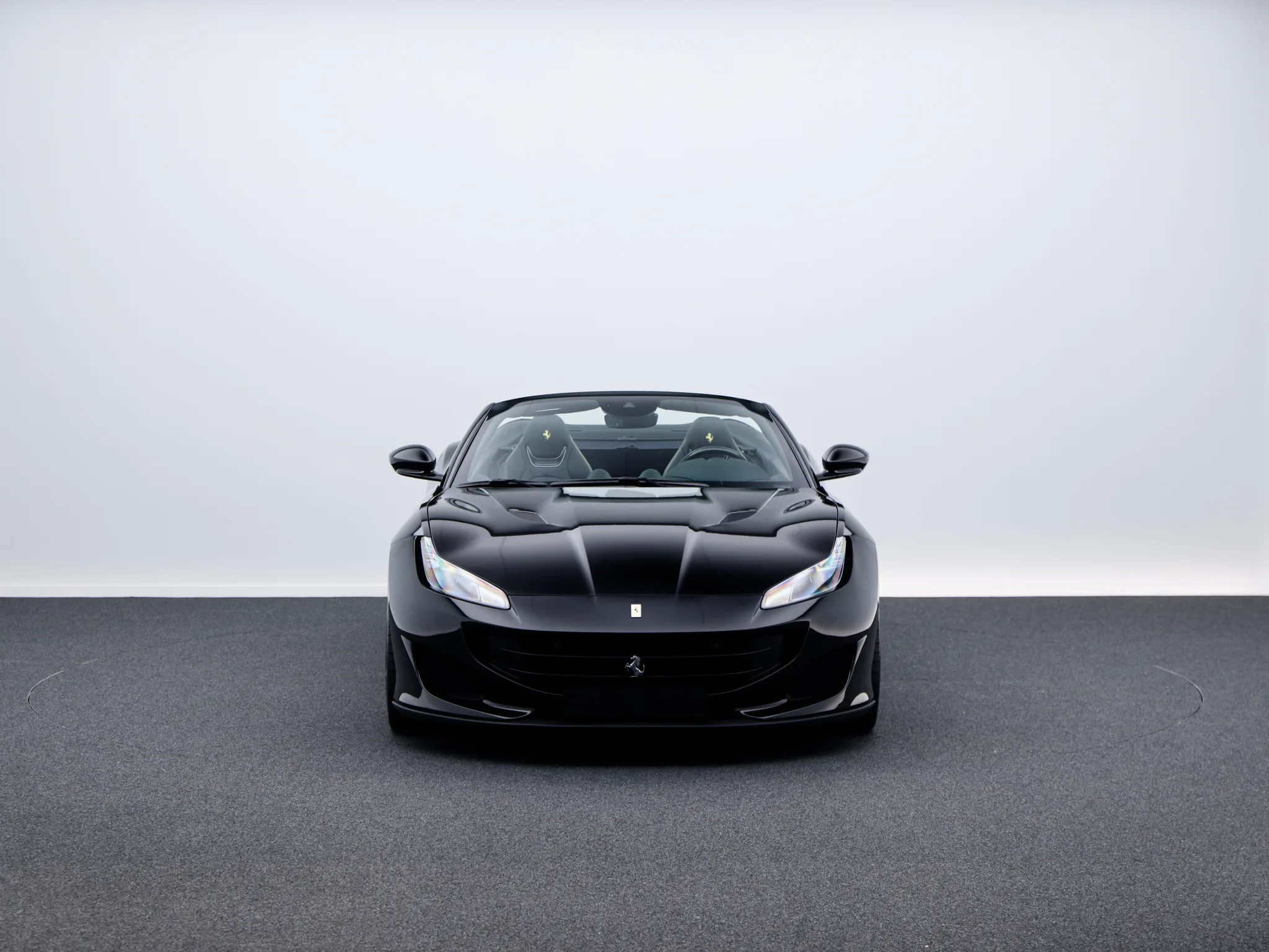 2020 Ferrari Portofino angeboten von einem Fachhändler in Frankfurt am Main, Deutschland, Hauptfoto
