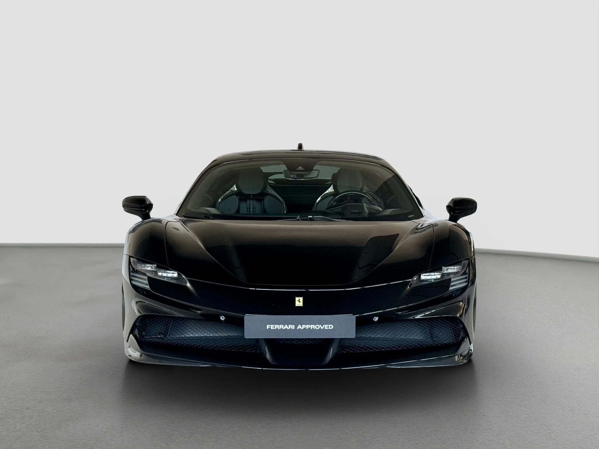 2020 Ferrari SF90 Stradale proposée par un concessionnaire spécialisé à Frankfurt am Main, Allemagne, photo principale
