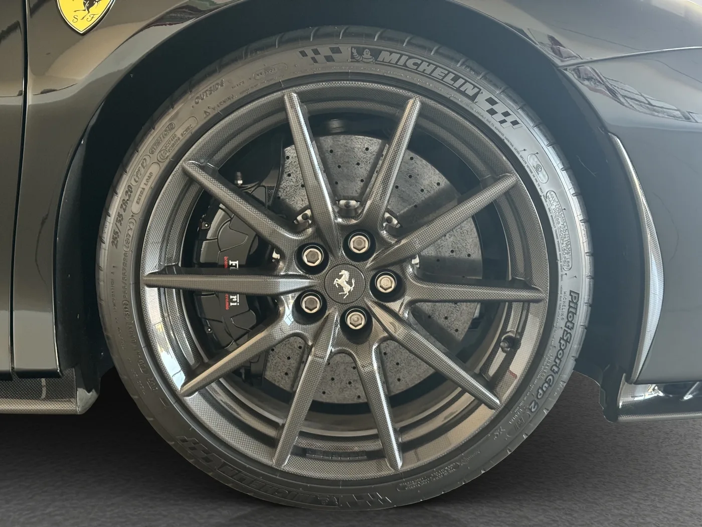 2020 Ferrari SF90 Stradale proposée par un concessionnaire spécialisé à Frankfurt am Main, Allemagne, photo 8 sur 15