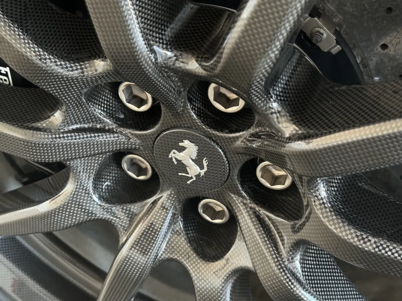 2020 Ferrari SF90 Stradale proposée par un concessionnaire spécialisé à Frankfurt am Main, Allemagne, photo 9 sur 15