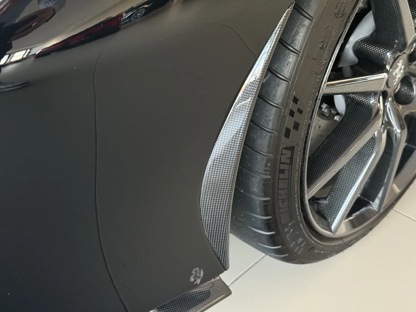 2020 Ferrari SF90 Stradale proposée par un concessionnaire spécialisé à Frankfurt am Main, Allemagne, photo 12 sur 15