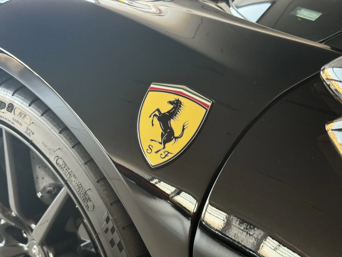 2020 Ferrari SF90 Stradale proposée par un concessionnaire spécialisé à Frankfurt am Main, Allemagne, photo 14 sur 15