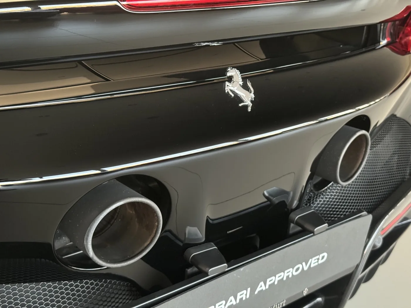 2020 Ferrari SF90 Stradale proposée par un concessionnaire spécialisé à Frankfurt am Main, Allemagne, photo 15 sur 15