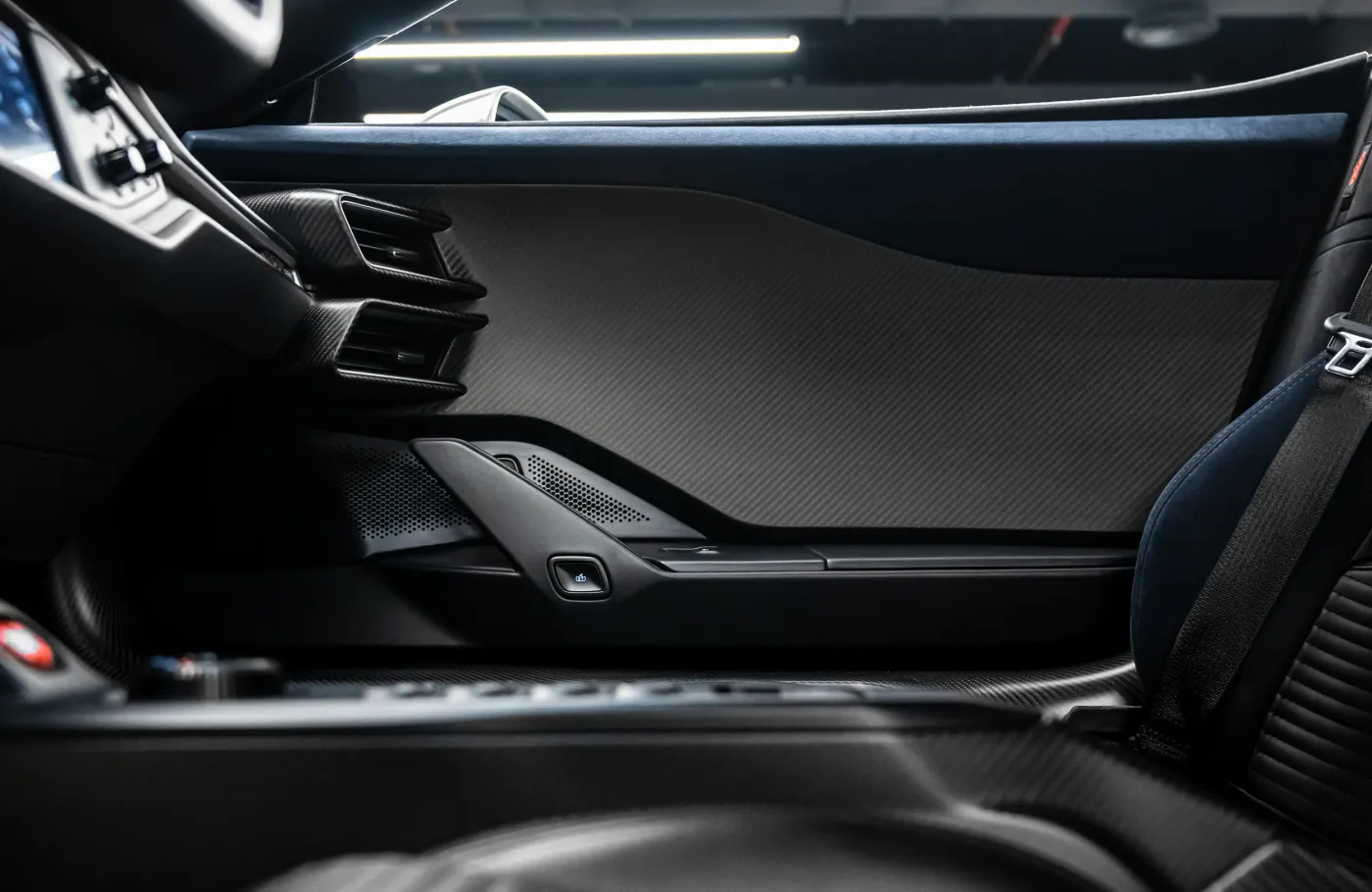 2020 Ford GT offered by a specialist dealer in Dubai, United Arab Emirates, photo 7 of 10