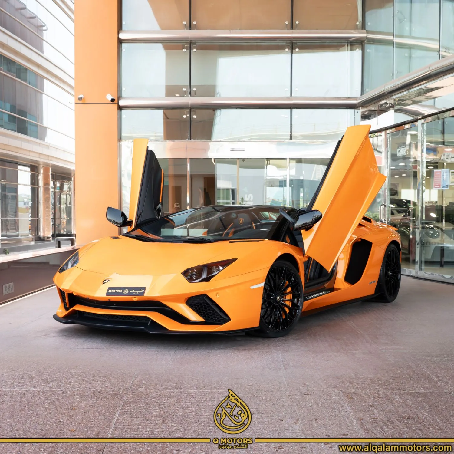 2020 Lamborghini Aventador S Roadster proposée par un concessionnaire spécialisé à Dubai, Émirats arabes unis, photo principale