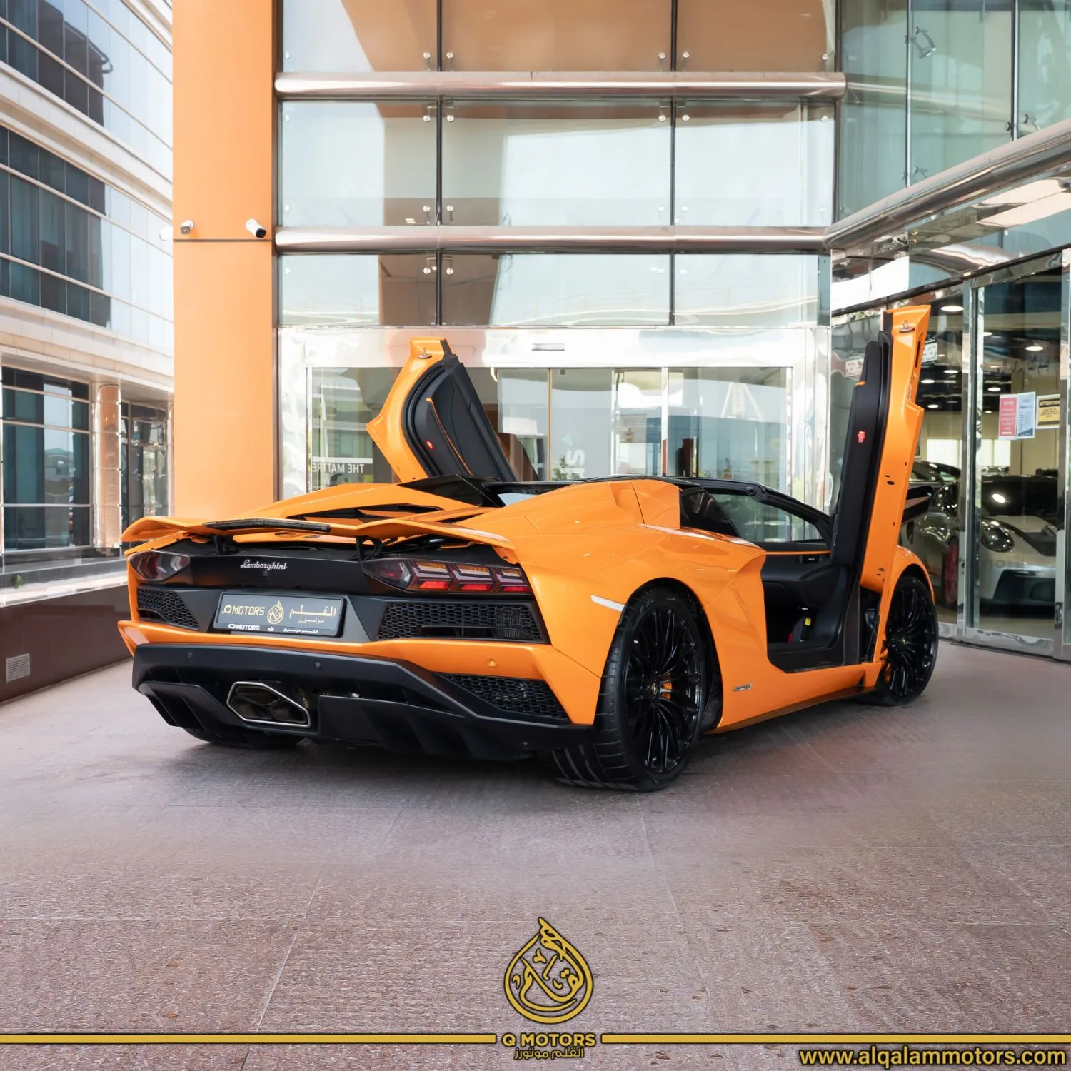 2020 Lamborghini Aventador S Roadster proposée par un concessionnaire spécialisé à Dubai, Émirats arabes unis, photo 14 sur 21