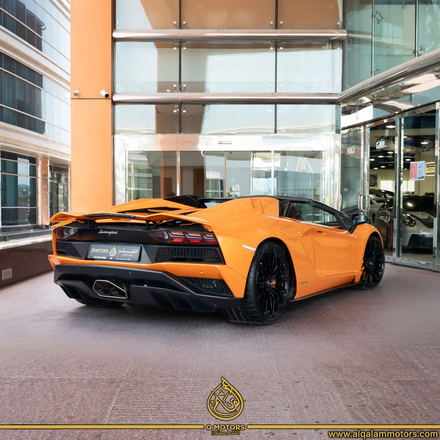 2020 Lamborghini Aventador S Roadster proposée par un concessionnaire spécialisé à Dubai, Émirats arabes unis, photo 15 sur 21