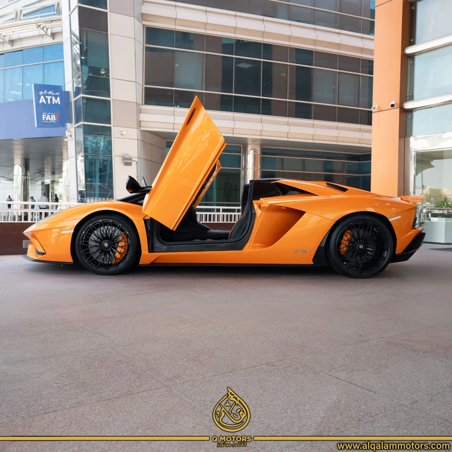 2020 Lamborghini Aventador S Roadster proposée par un concessionnaire spécialisé à Dubai, Émirats arabes unis, photo 19 sur 21