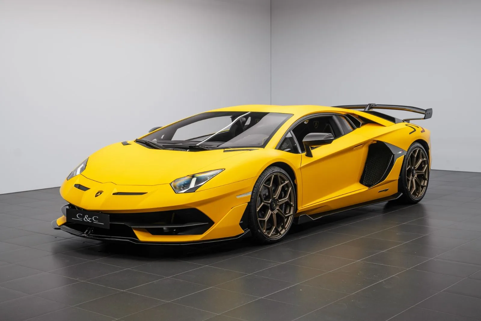 2020 Lamborghini Aventador SVJ offered by a supercar dealer in Putzbrunn, Germany, main photo