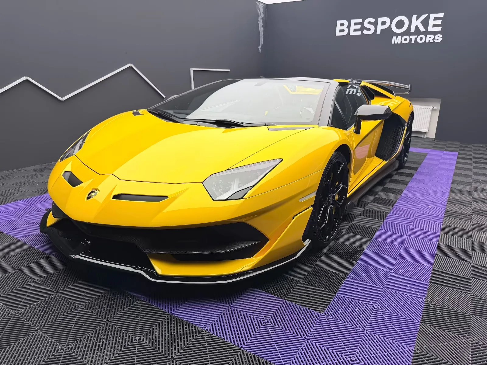 2020 Lamborghini Aventador SVJ Roadster proposée par un concessionnaire spécialisé à Bratislava, Slovaquie, photo principale
