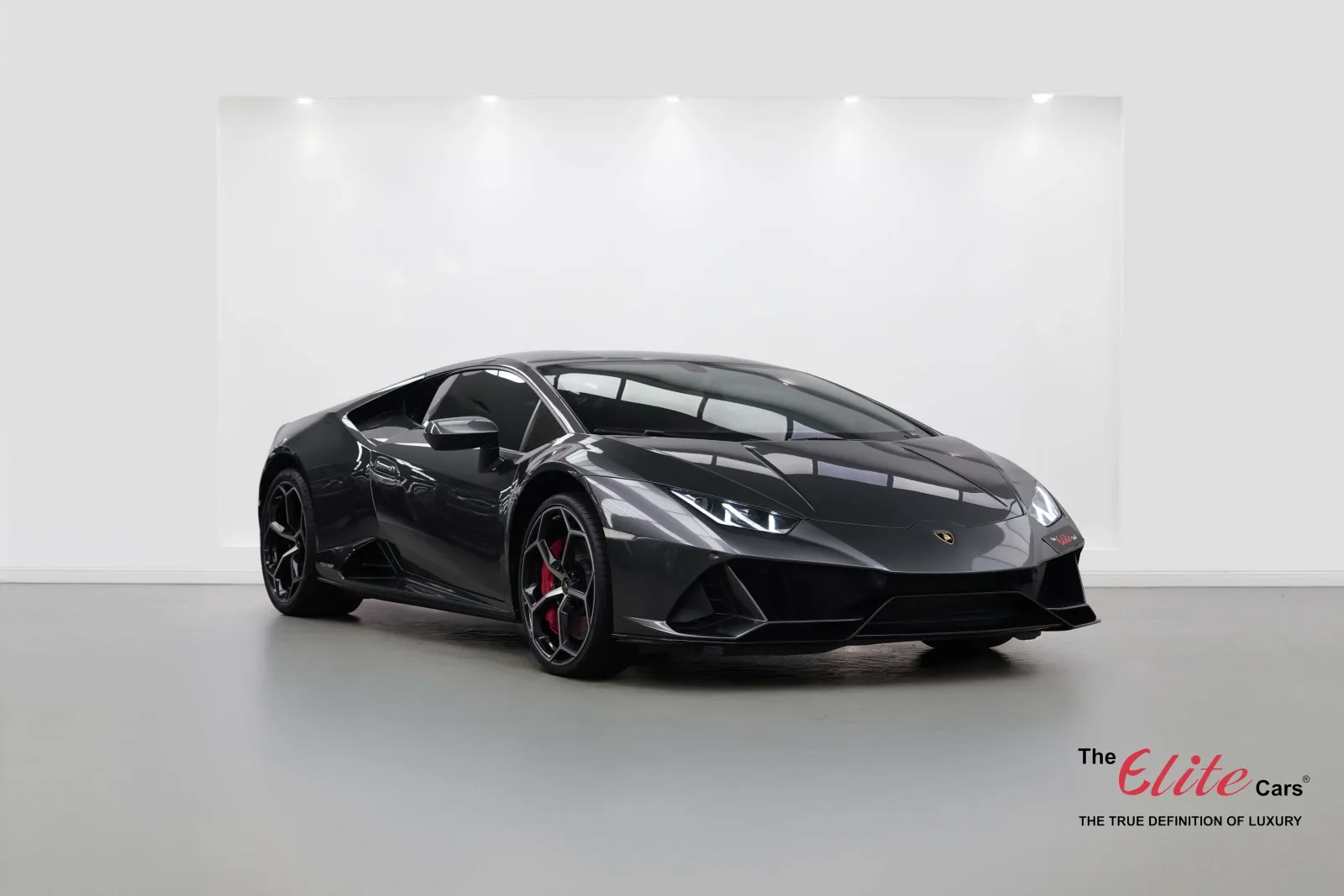 2020 Lamborghini Huracán EVO en un concesionario especializado de Dubái, Emiratos Árabes Unidos, foto principal