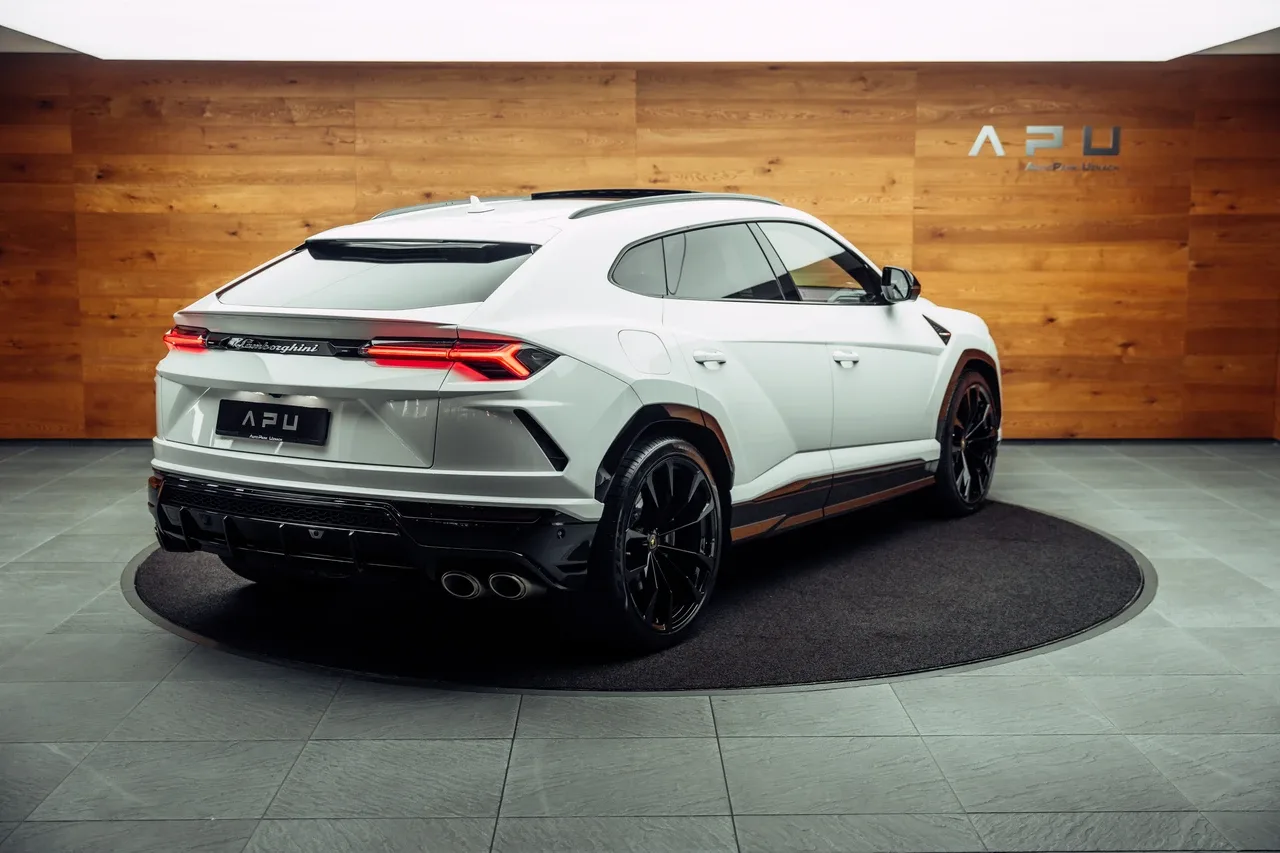 2020 Lamborghini Urus proposée par un concessionnaire spécialisé à Uznach, Suisse, photo principale