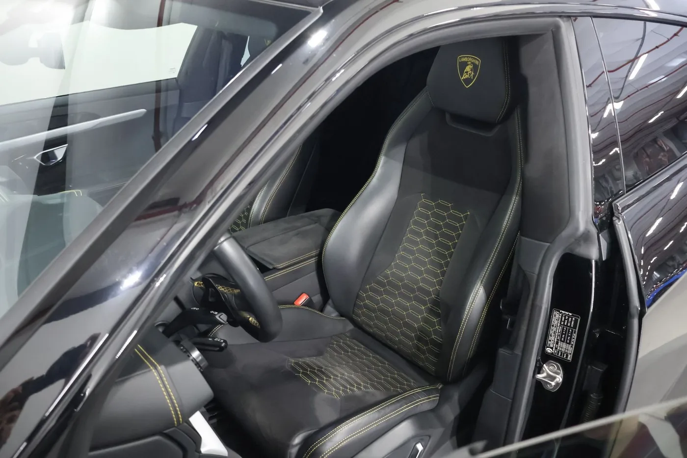 2020 Lamborghini Urus angeboten von einem Supersportwagenhändler in Zibido San Giacomo, Italien, Foto 8 von 25