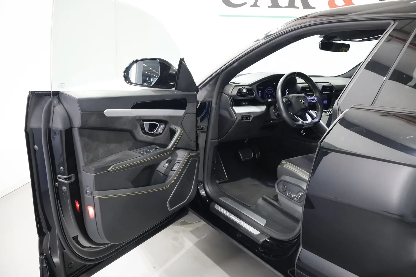 2020 Lamborghini Urus angeboten von einem Supersportwagenhändler in Zibido San Giacomo, Italien, Foto 10 von 25
